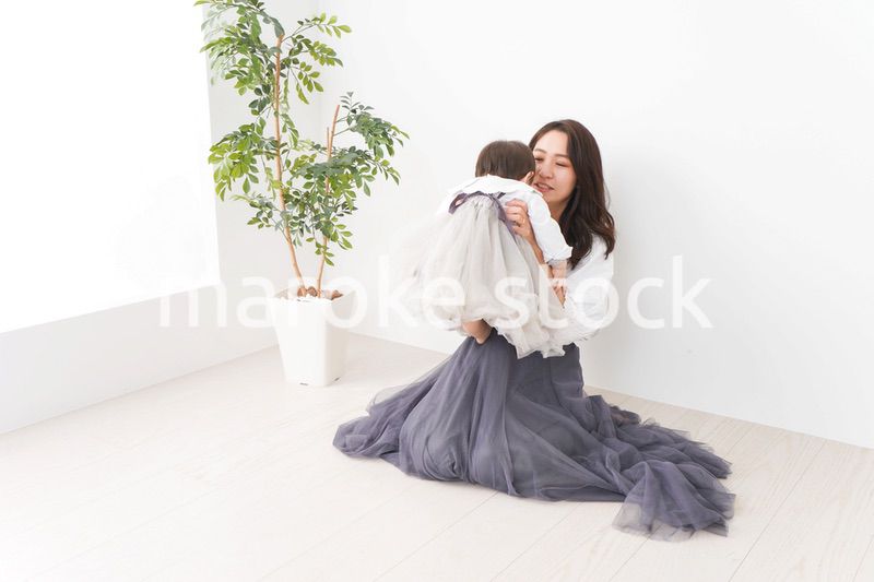 お母さんと家で遊ぶ赤ちゃん