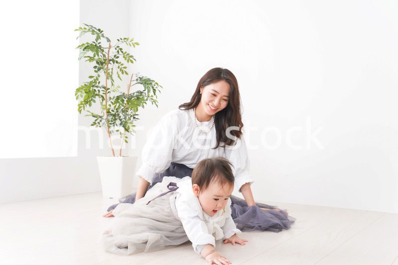 お母さんと家で遊ぶ赤ちゃん