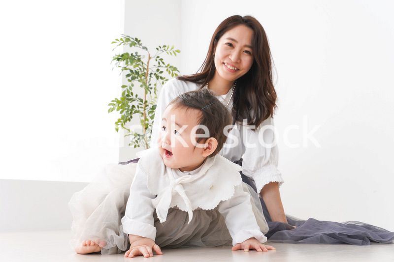 お母さんと家で遊ぶ赤ちゃん
