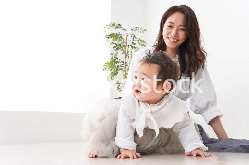 お母さんと家で遊ぶ赤ちゃん