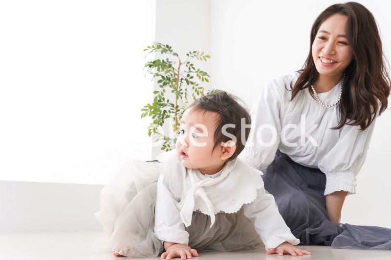 お母さんと家で遊ぶ赤ちゃん