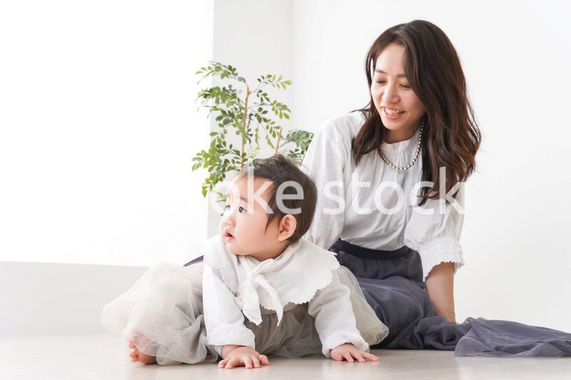 お母さんと家で遊ぶ赤ちゃん