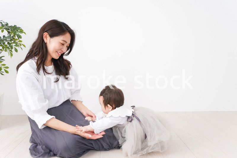 お母さんと家で遊ぶ赤ちゃん
