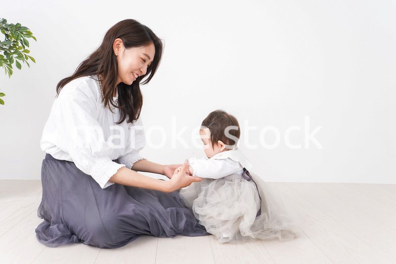 お母さんと家で遊ぶ赤ちゃん