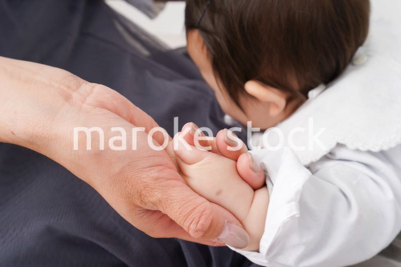 お母さんと家で遊ぶ赤ちゃん