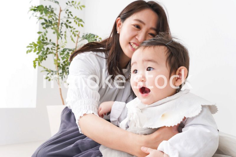 お母さんと家で遊ぶ赤ちゃん