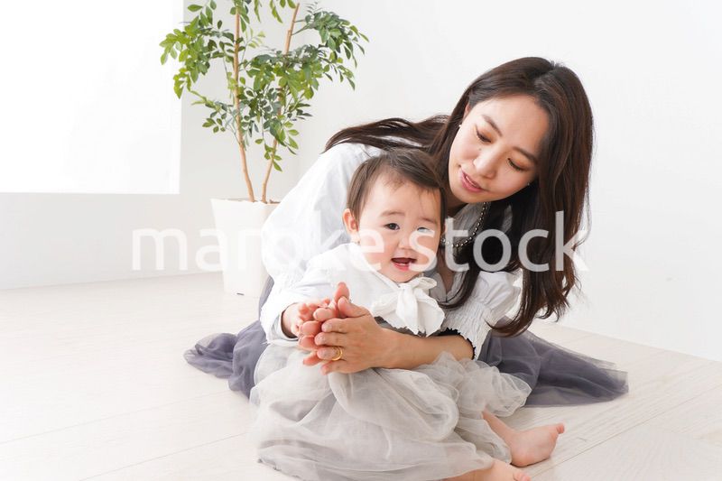 お母さんと家で遊ぶ赤ちゃん
