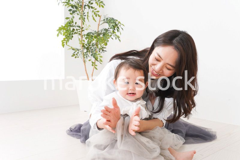 お母さんと家で遊ぶ赤ちゃん