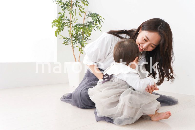 お母さんと家で遊ぶ赤ちゃん
