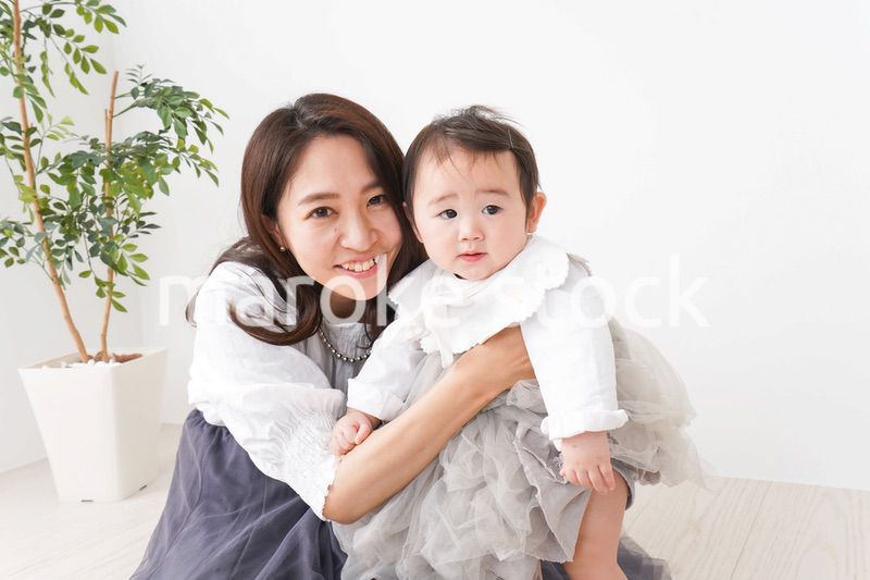 お母さんと家で遊ぶ赤ちゃん