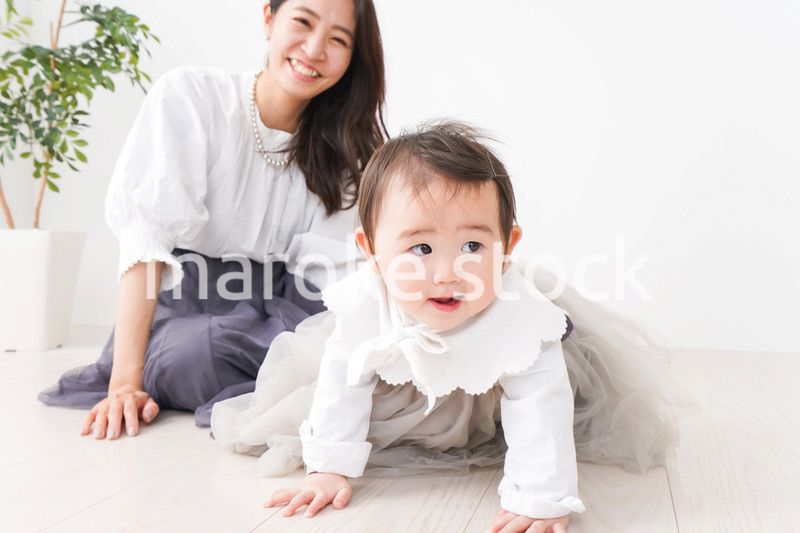 お母さんと家で遊ぶ赤ちゃん