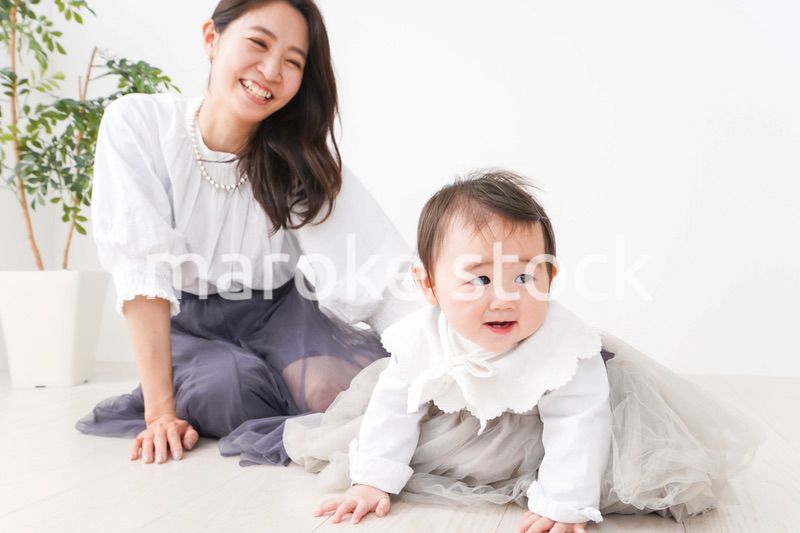 お母さんと家で遊ぶ赤ちゃん
