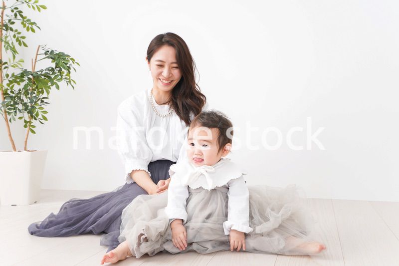 お母さんと家で遊ぶ赤ちゃん