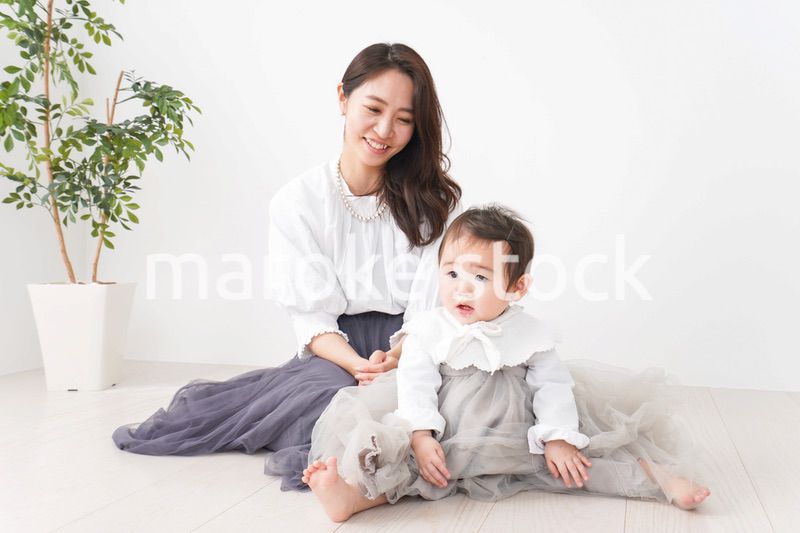 お母さんと家で遊ぶ赤ちゃん