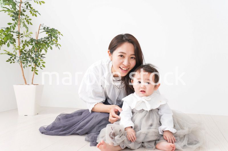 お母さんと家で遊ぶ赤ちゃん