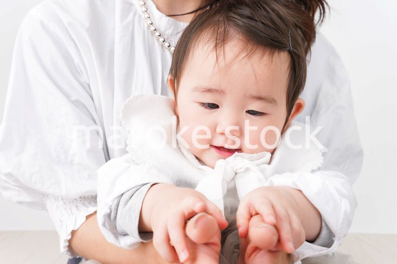 お母さんと家で遊ぶ赤ちゃん