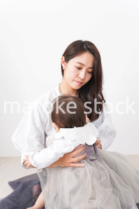 お母さんと家で遊ぶ赤ちゃん