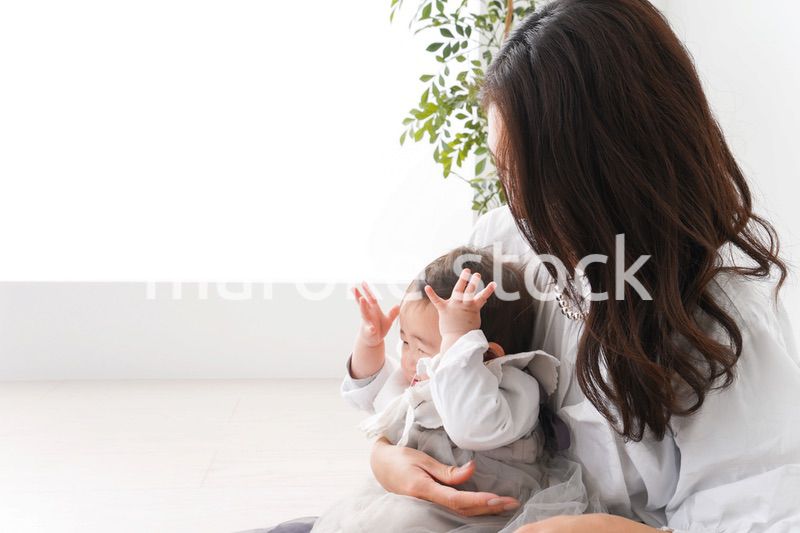 お母さんと家で遊ぶ赤ちゃん