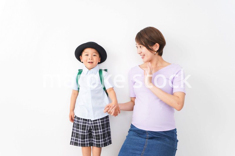 通学をする子どもとお母さん