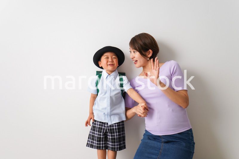 通学をする子どもとお母さん