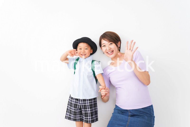 通学をする子どもとお母さん