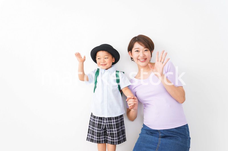 通学をする子どもとお母さん