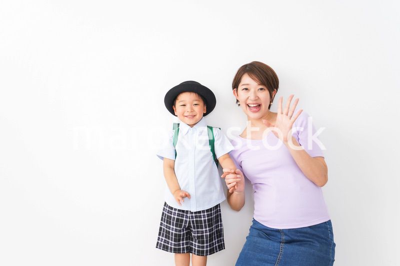 通学をする子どもとお母さん