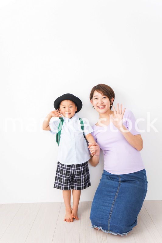 通学をする子どもとお母さん