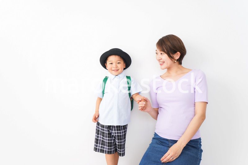 通学をする子どもとお母さん