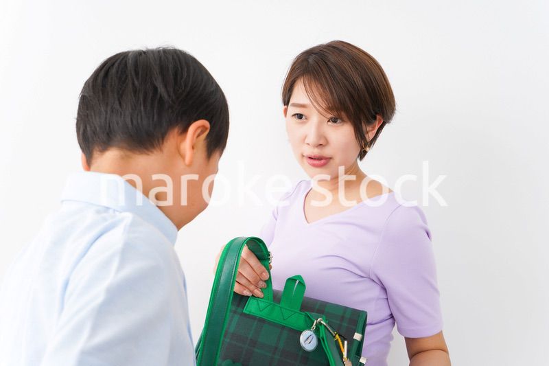 通学をする子どもとお母さん