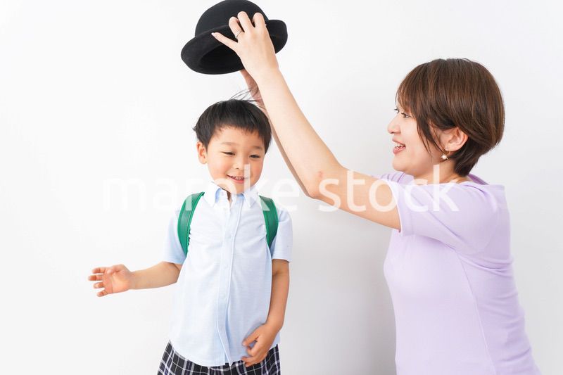 通学をする子どもとお母さん