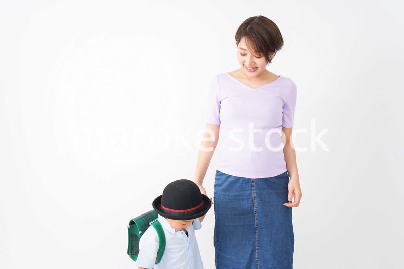 通学をする子どもとお母さん