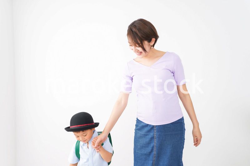 通学をする子どもとお母さん