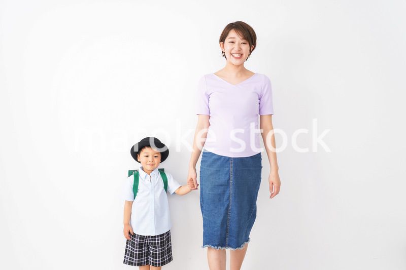 通学をする子どもとお母さん