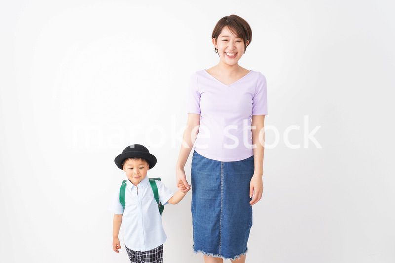 通学をする子どもとお母さん