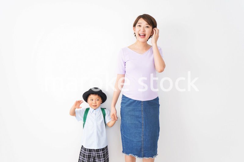 通学をする子どもとお母さん