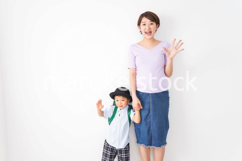 通学をする子どもとお母さん