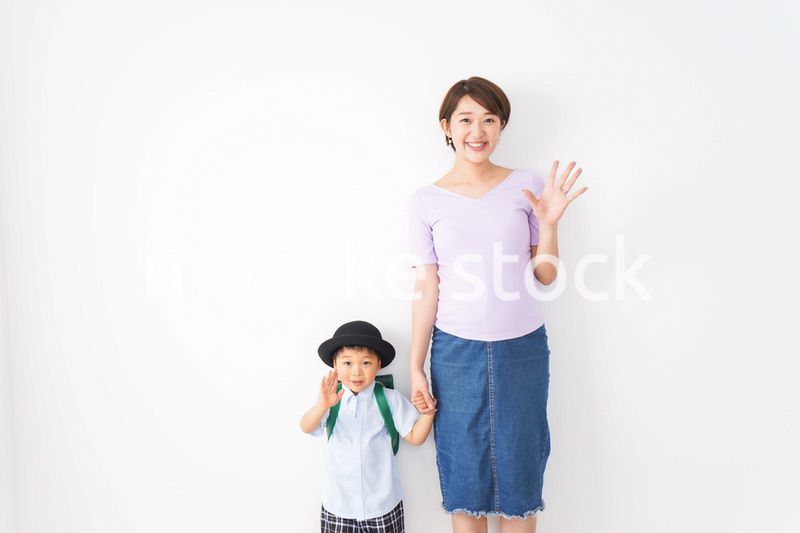 通学をする子どもとお母さん