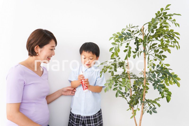 子どもにスプレーをするお母さん