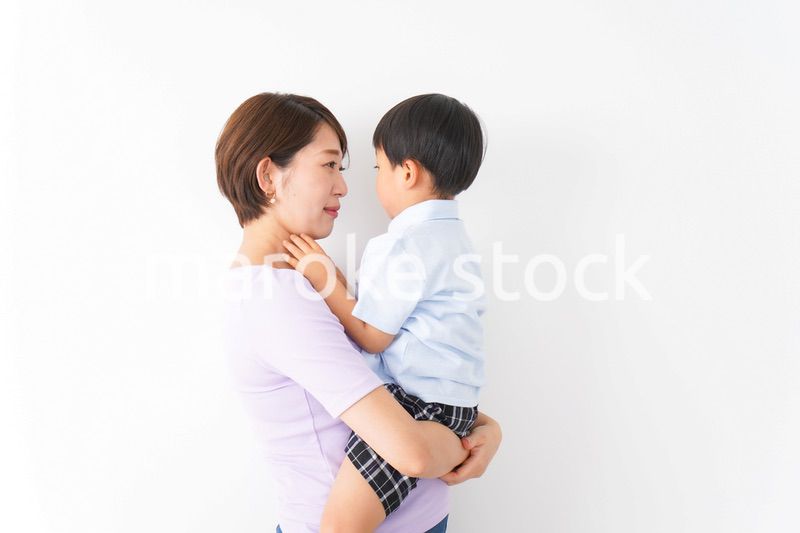 子どもを抱っこするお母さん