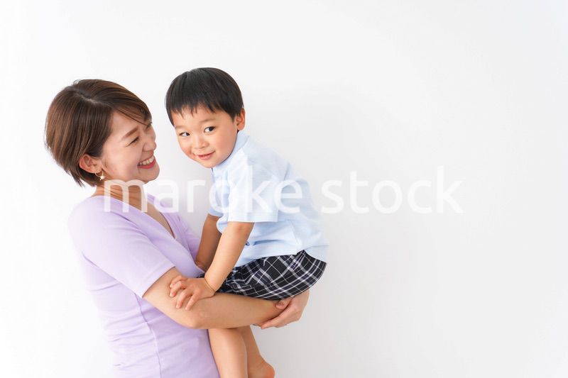 子どもを抱っこするお母さん