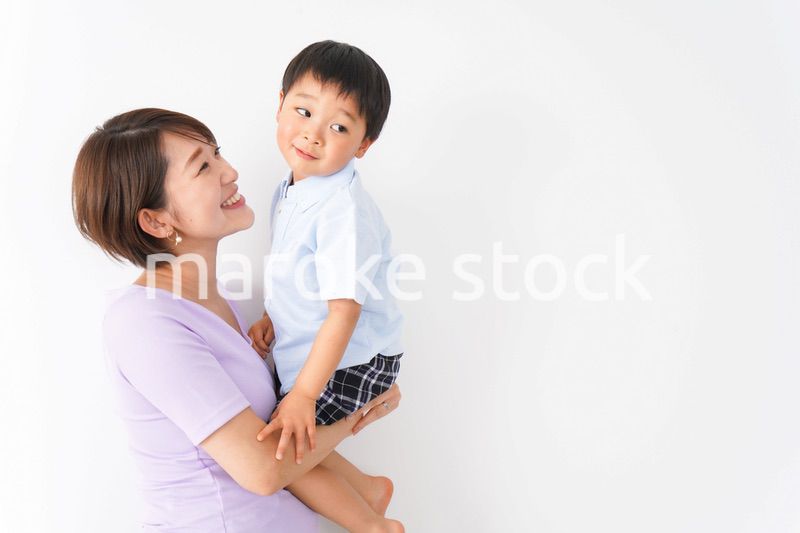子どもを抱っこするお母さん