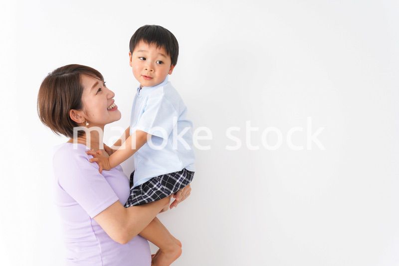 子どもを抱っこするお母さん