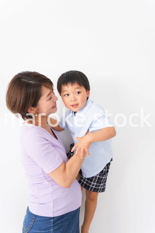子どもを抱っこするお母さん