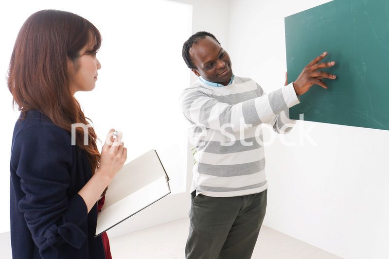 ネイティブの教師から授業を受ける女性