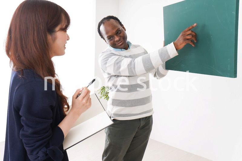 ネイティブの教師から授業を受ける女性