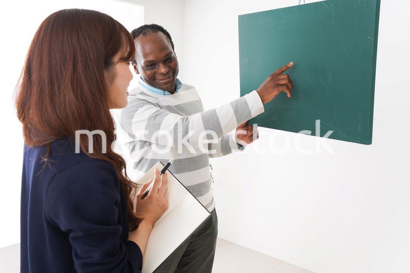 ネイティブの教師から授業を受ける女性