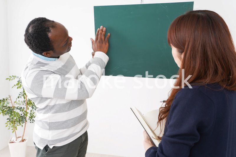 ネイティブの教師から授業を受ける女性