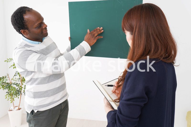 ネイティブの教師から授業を受ける女性