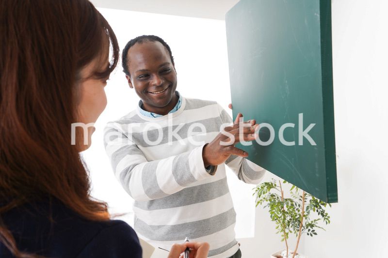 ネイティブの教師から授業を受ける女性